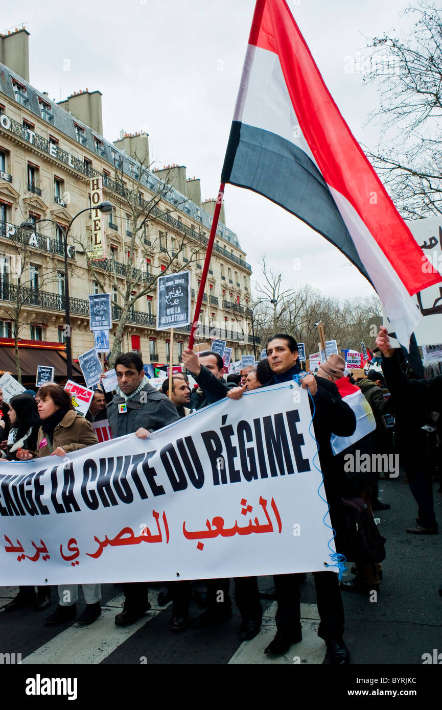 Paris, Frankreich, Menschenmärsche, Straße, Ägyptische Demonstranten, Die Gegen Hosni Mubarak Protestieren, Solidaritätsbewegung Des Arabischen Frühlings Stockfoto