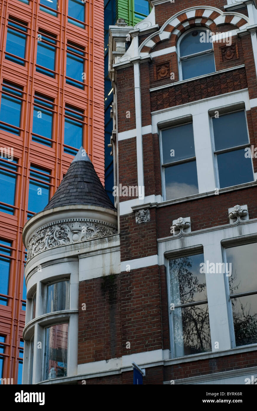 Kontrastierende Gebäude Stockfoto