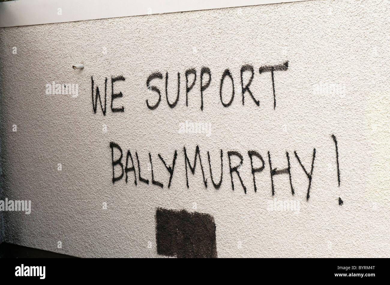 Graffiti an einer Wand in Londonderry "Wir Unterstützung Ballymurphy". Stockfoto