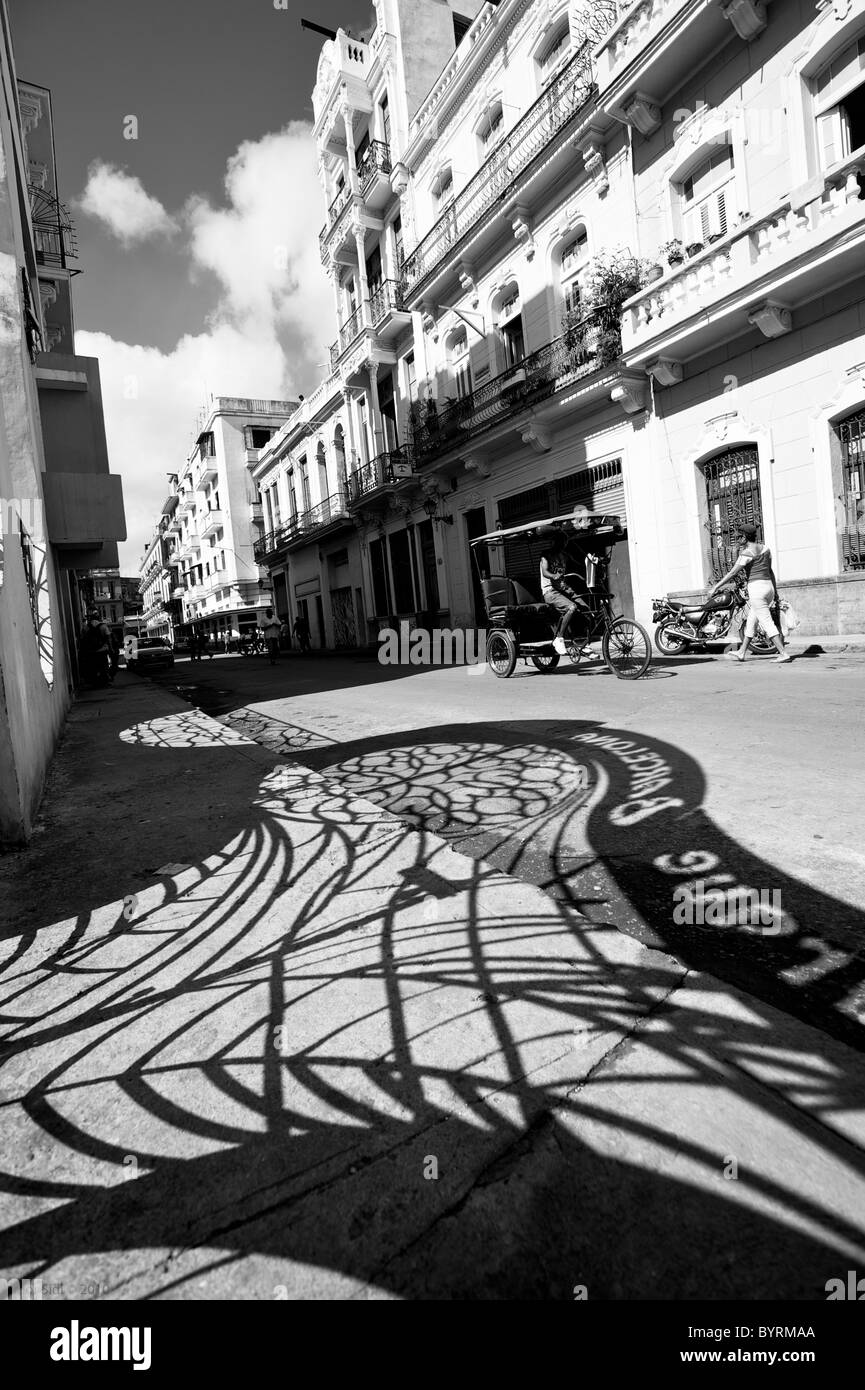 Ein einzigartige Schatten gegossen von einer Art-deco-Zaun in Havannas Straßen. Stockfoto