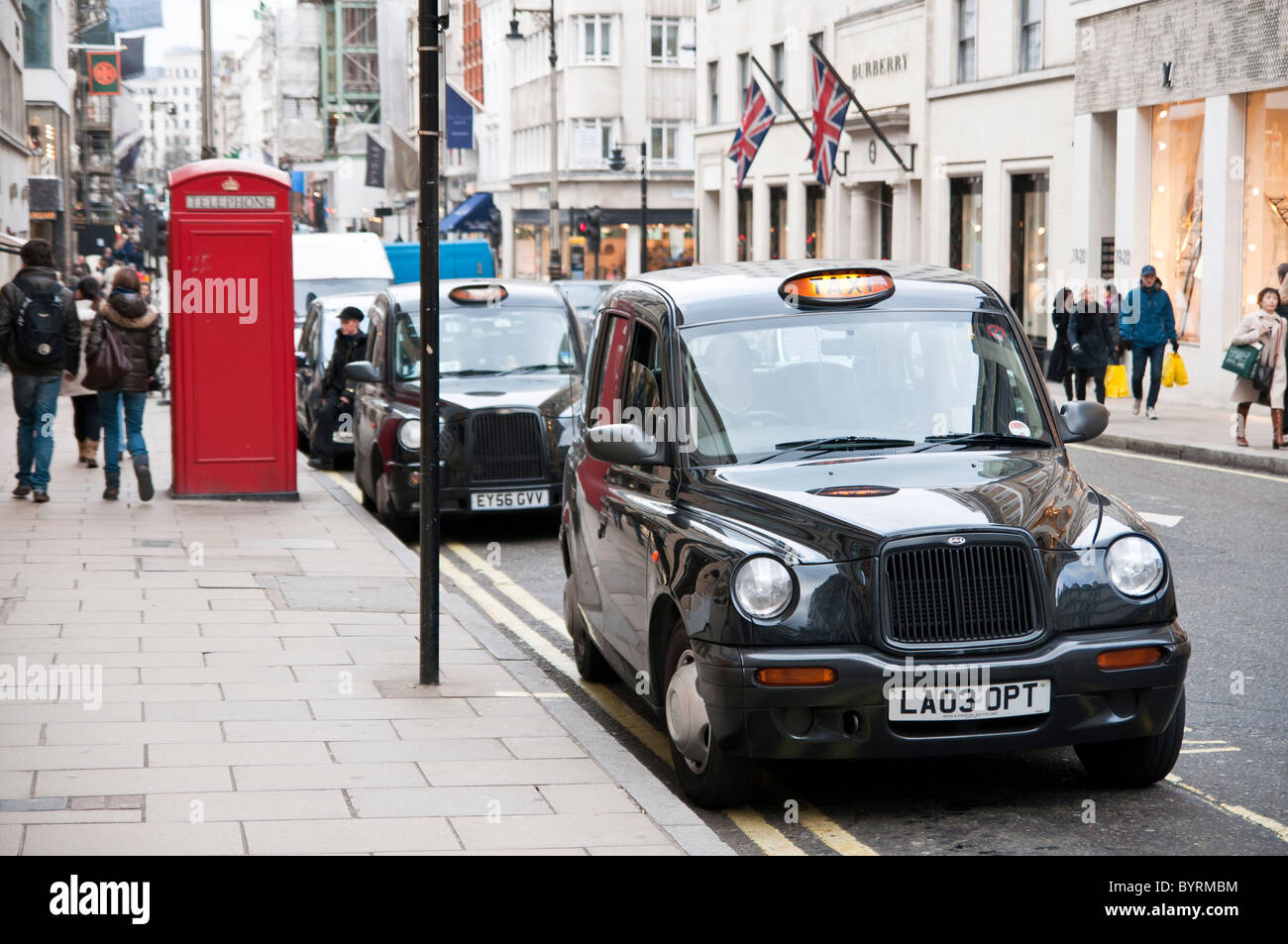 LONDON - 04. Februar: Traditionelle Taxis in New Bond Street, einer der teuersten Gegenden in London, nach Hause zu feinen geparkt Stockfoto