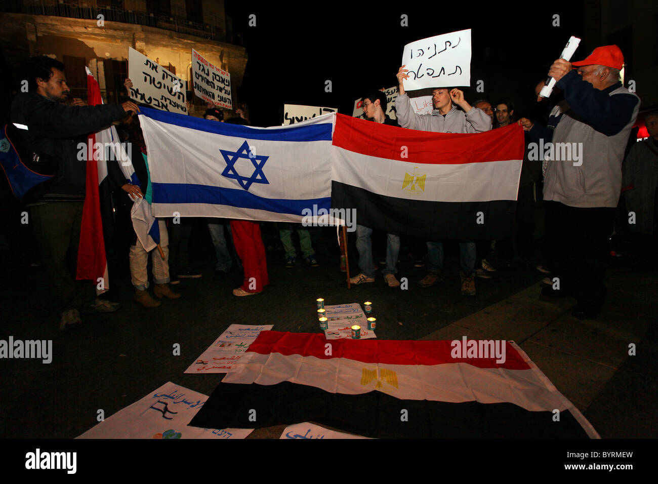 Israelis halten während einer Solidaritätskundgebung mit dem ägyptischen Volk für Demokratie und Freiheit in der Innenstadt von Tel Aviv Israel Transparente hoch, die die interne wirtschaftliche Schwäche kritisieren Stockfoto