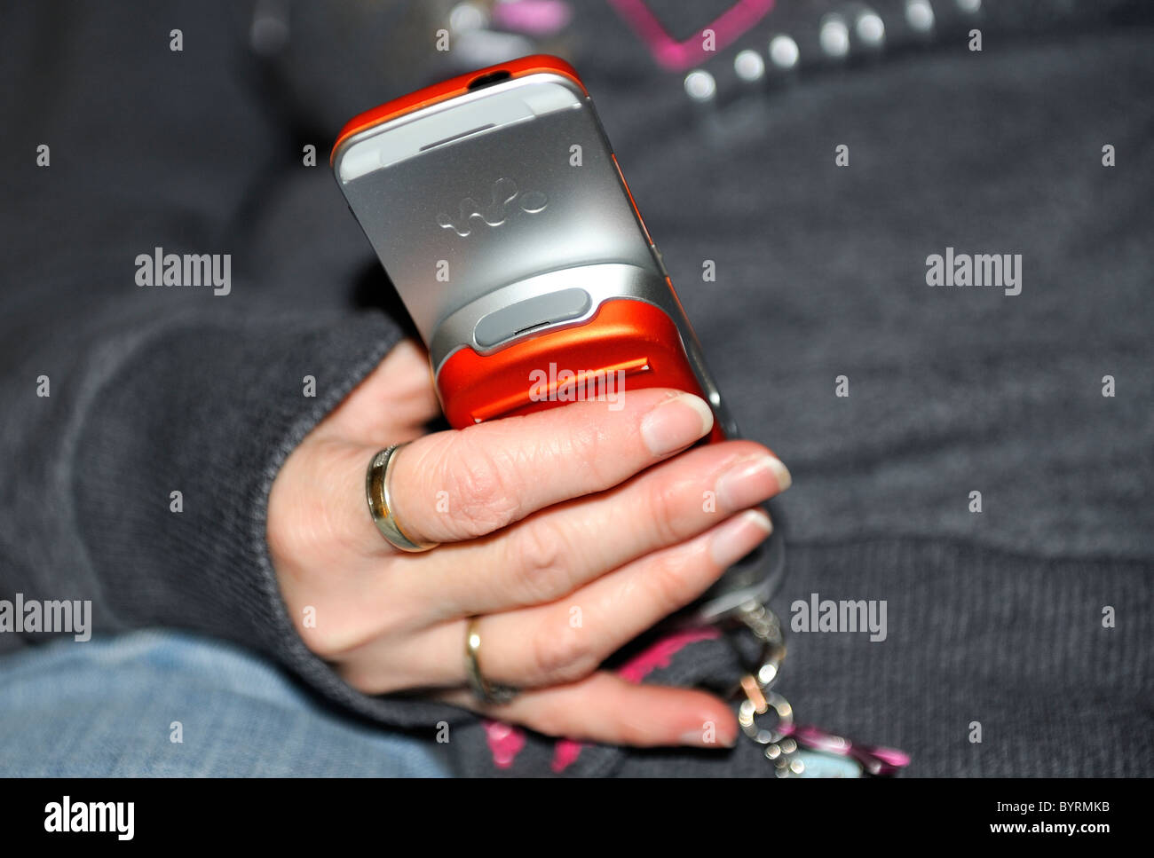 weibliche hält Sony Ericsson Handy Stockfoto