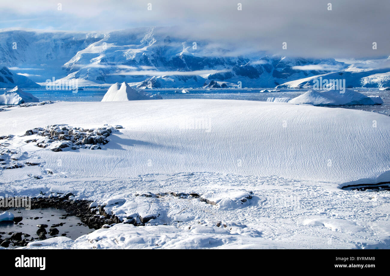 Ein Blick über die gefrorene Landschaft von Charlotte Bay in der Antarktis Stockfoto