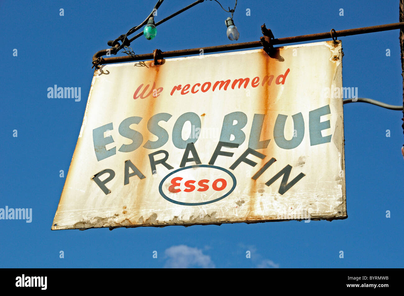 Alte oder Oldtimer Esso Blue Paraffin-Zeichen Stockfoto