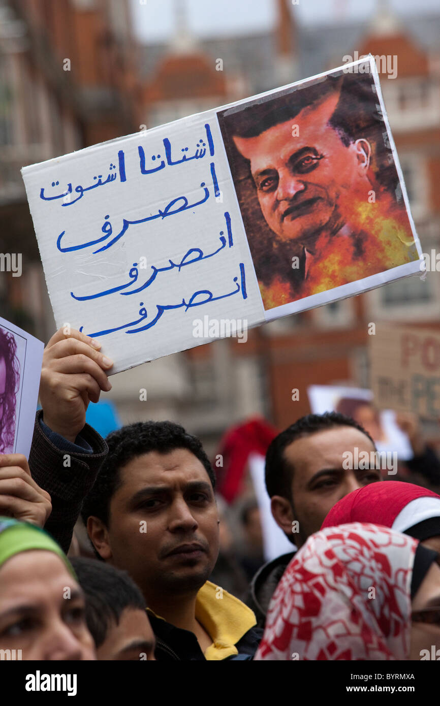 Anti-Mubarak-Protest vor der ägyptischen Botschaft in Central London, Mann Plakat Darstellung Hosni Mubarak als Teufel Stockfoto