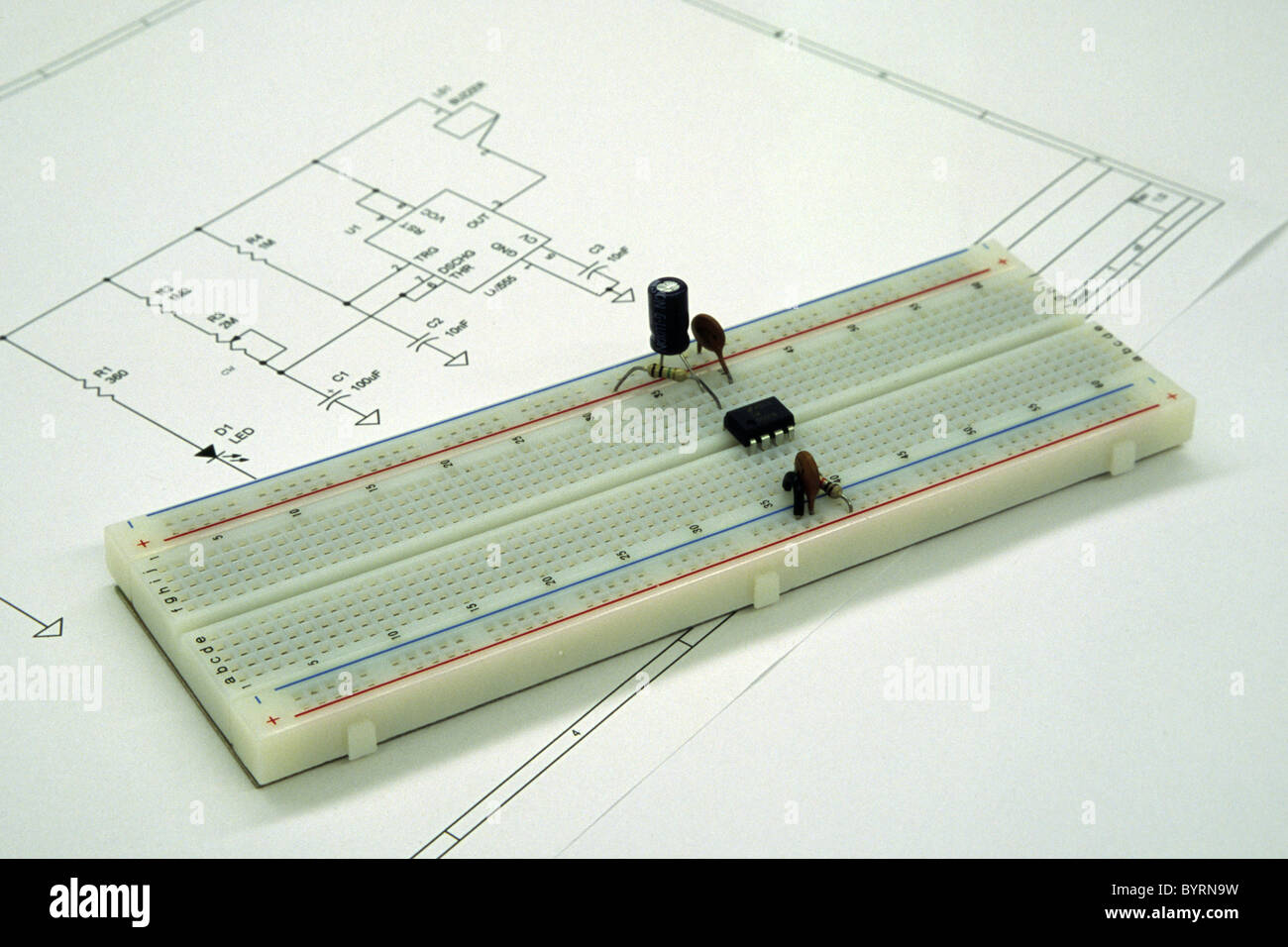 Eine elektronische Steckbrett mit Komponenten, die passenden Schaltplan Stockfoto
