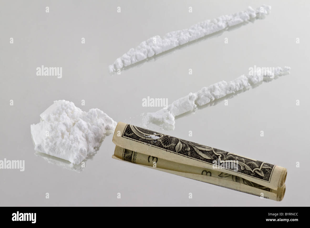 Kokain im Spiegel geschnitten und bereit, schnupperte Trog eine Dollarnote zu sein Stockfoto