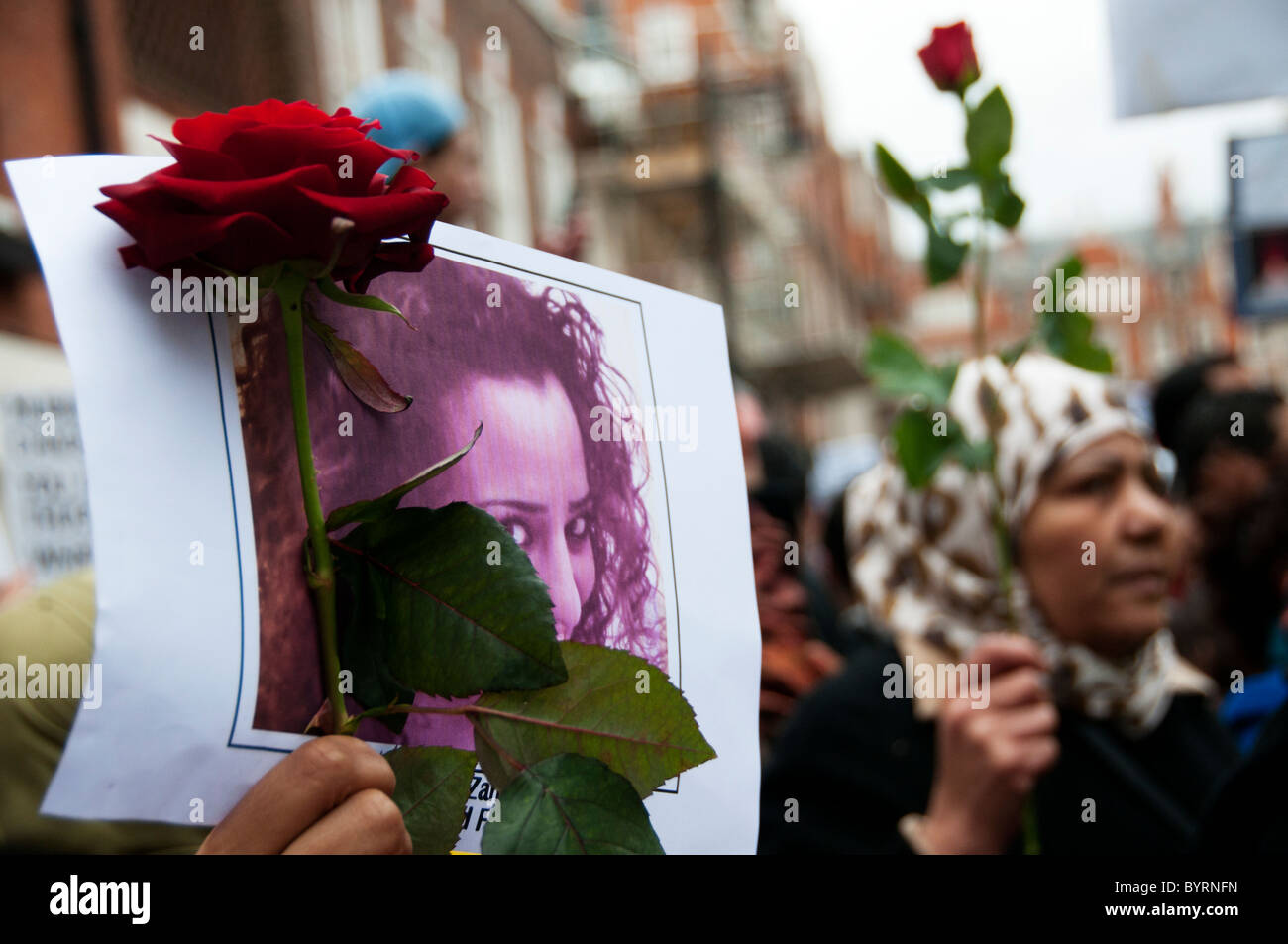Frau hält eine Rose und ein Foto des toten Demonstranten bei Demonstration gegen Mubarak an der ägyptischen Botschaft London Stockfoto
