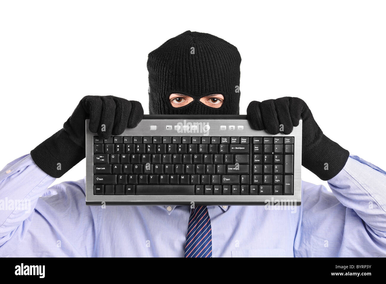 Ein Hacker mit Raub Maske hält eine Tastatur Stockfoto
