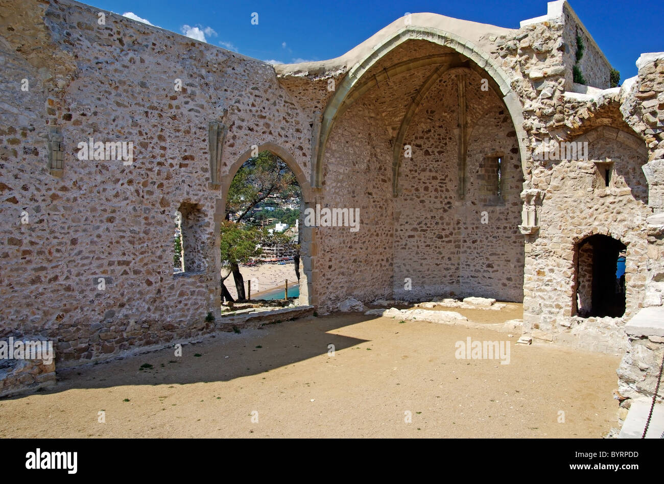 Alten ruiniert Kirche in Tossa de Mar, Costa Brava, Spanien. Stockfoto