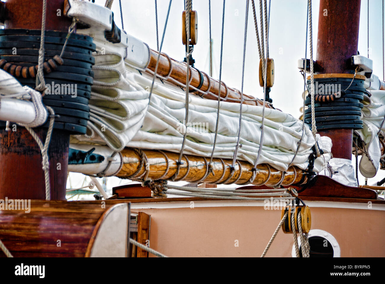 Alten traditionellen Segelboot mit Segel Furled Stockfoto
