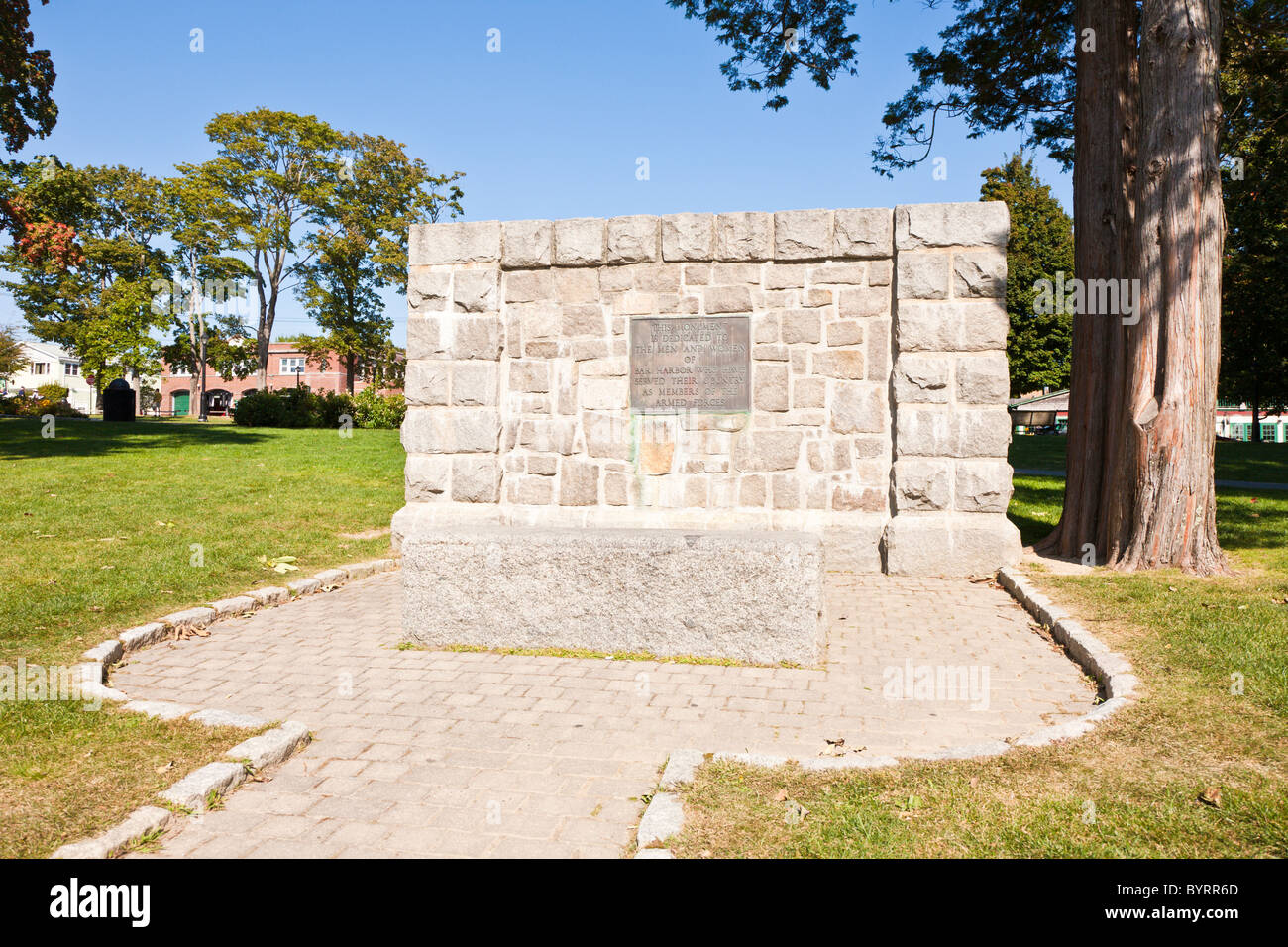 Armed Forces-Denkmal auf dem Dorfplatz in Bar Harbor, Maine Stockfoto