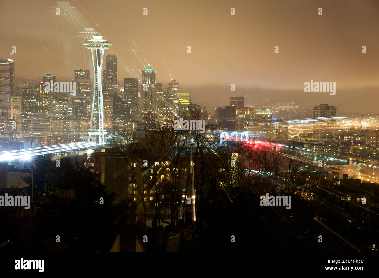 Blick nach Süden auf die Innenstadt von Seattle, Washington in einer regnerischen Nacht mit der Space Needle erhebt sich hoch über der Stadt. Stockfoto