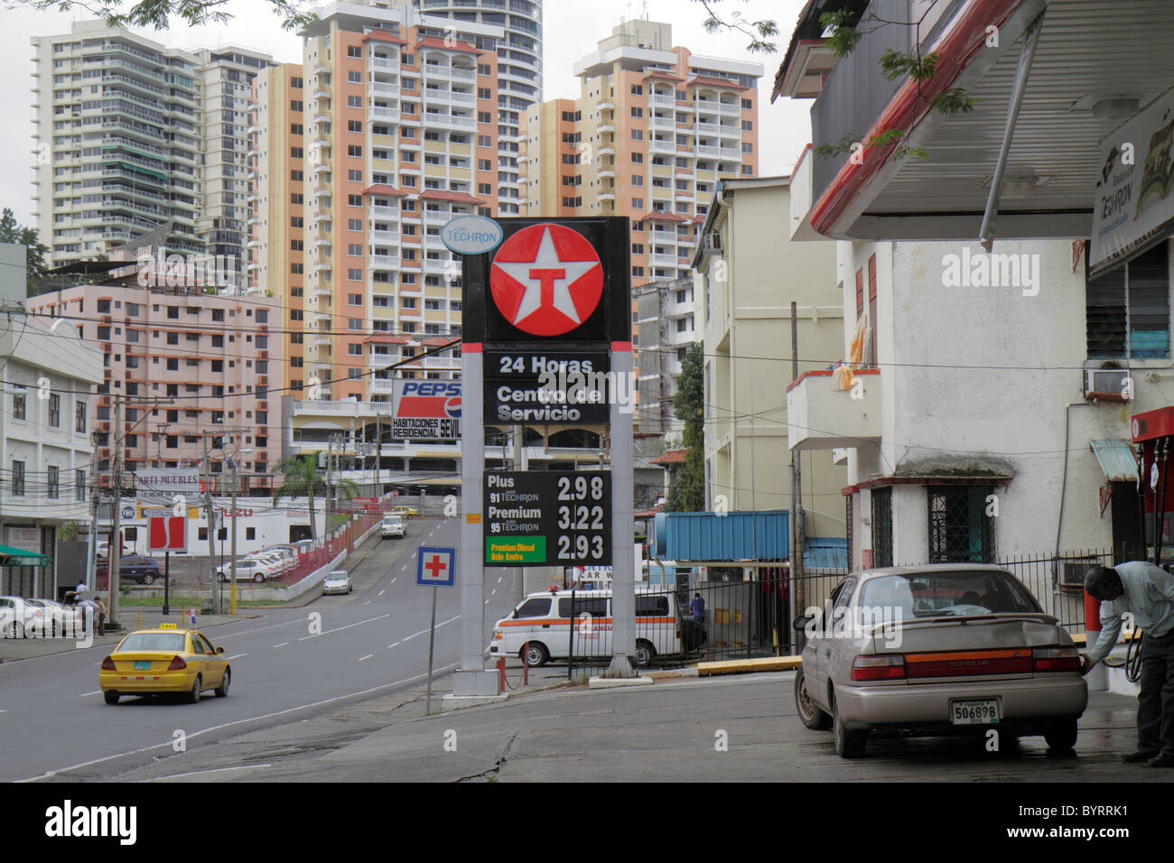 Panama, Lateinamerika, Mittelamerika, Panama City, Bella Vista, Nachbarschaft, Straßenszene, Texaco, amerikanische Ölgesellschaft, Logo, Kraftstoff, Benzin, Tankstelle, Benzin, hoch Stockfoto