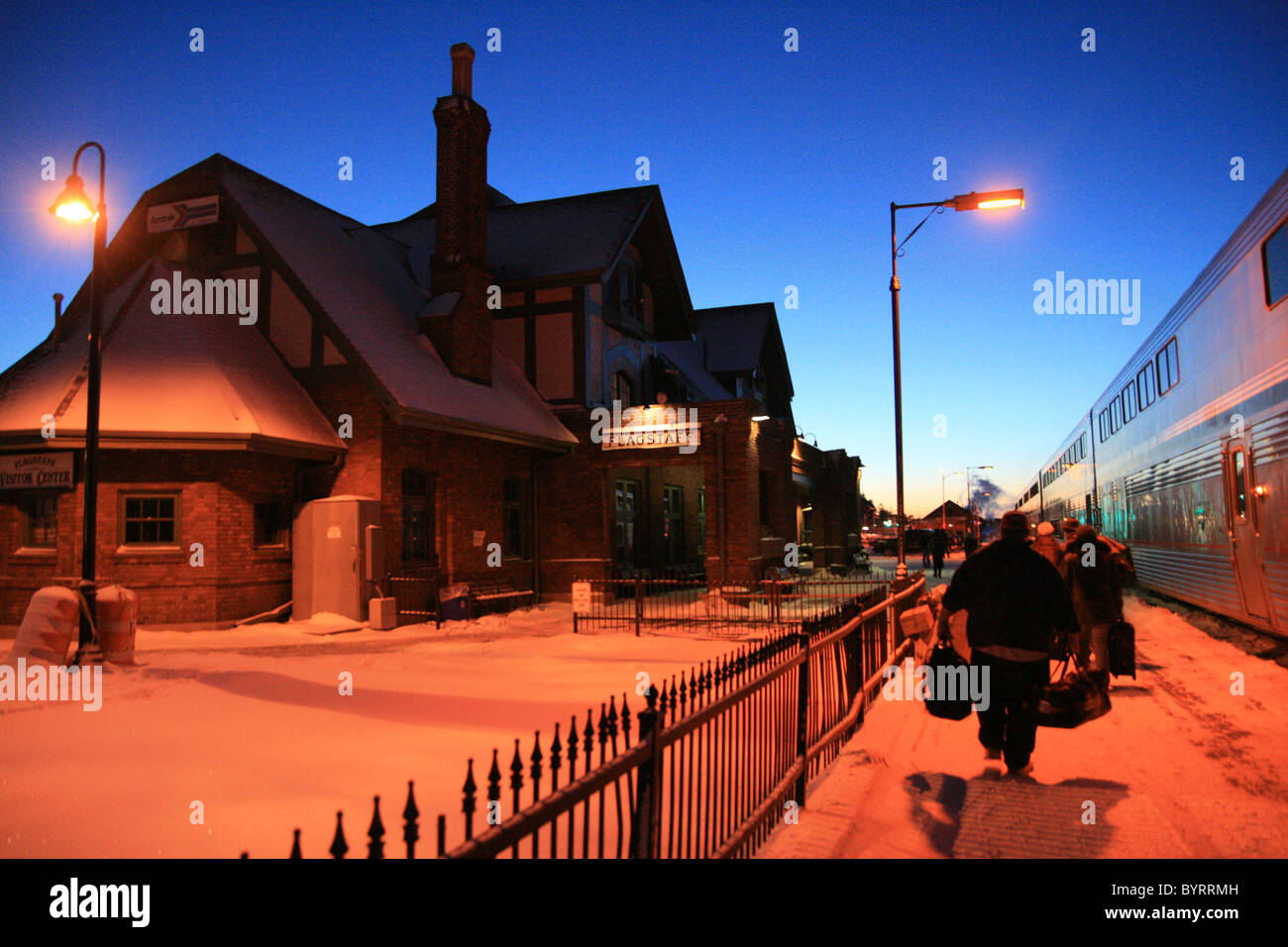 Ein Amtrak Zug hält an der Flagstaff-Bahnhof eines frühen Wintermorgens vor Sonnenaufgang. Stockfoto