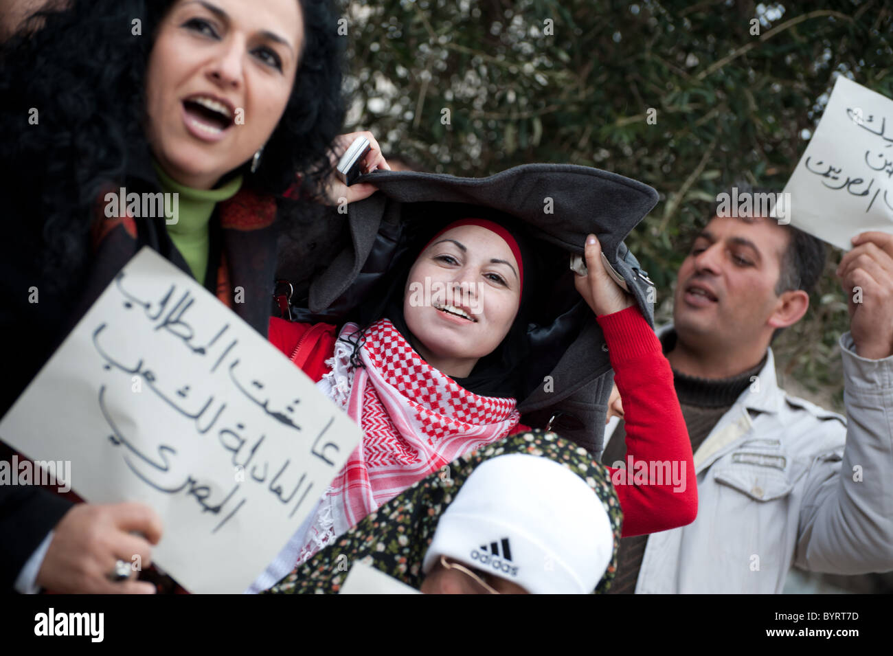 Eine Gruppe von palästinensischen Aktivisten hält Zeichen und Parolen in Solidarität mit Anti-Regierungs-Proteste in Ägypten Gesänge. Stockfoto