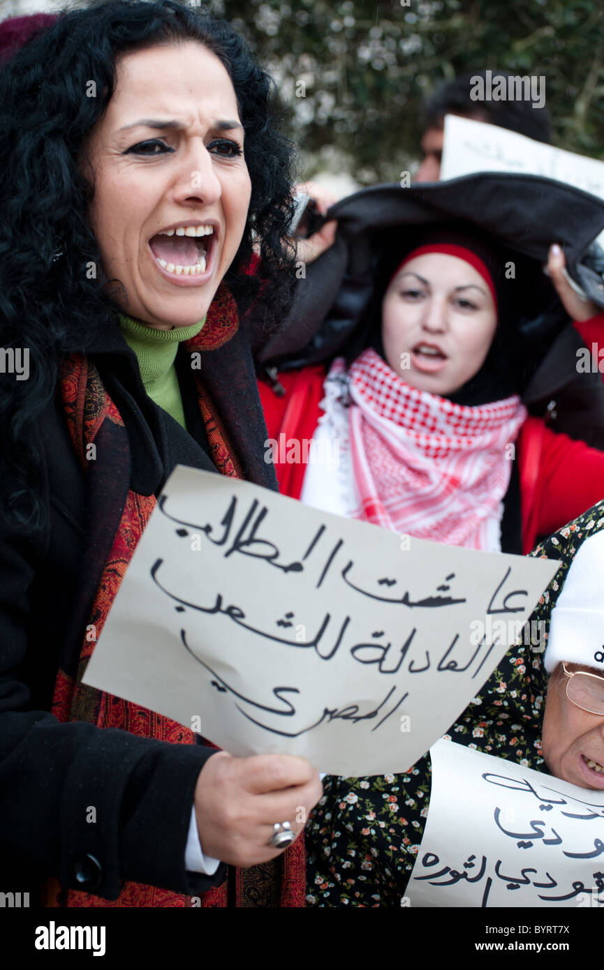 Eine Gruppe von palästinensischen Aktivisten hält Zeichen und Parolen in Solidarität mit Anti-Regierungs-Proteste in Ägypten Gesänge. Stockfoto