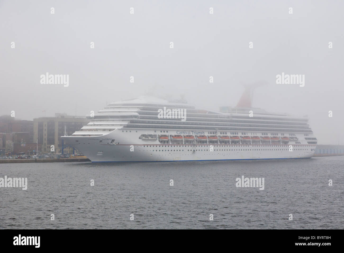 Kreuzfahrtschiff Carnival Triumph im Hafen an einem nebeligen Tag in Saint John, New Brunswick, Kanada Stockfoto