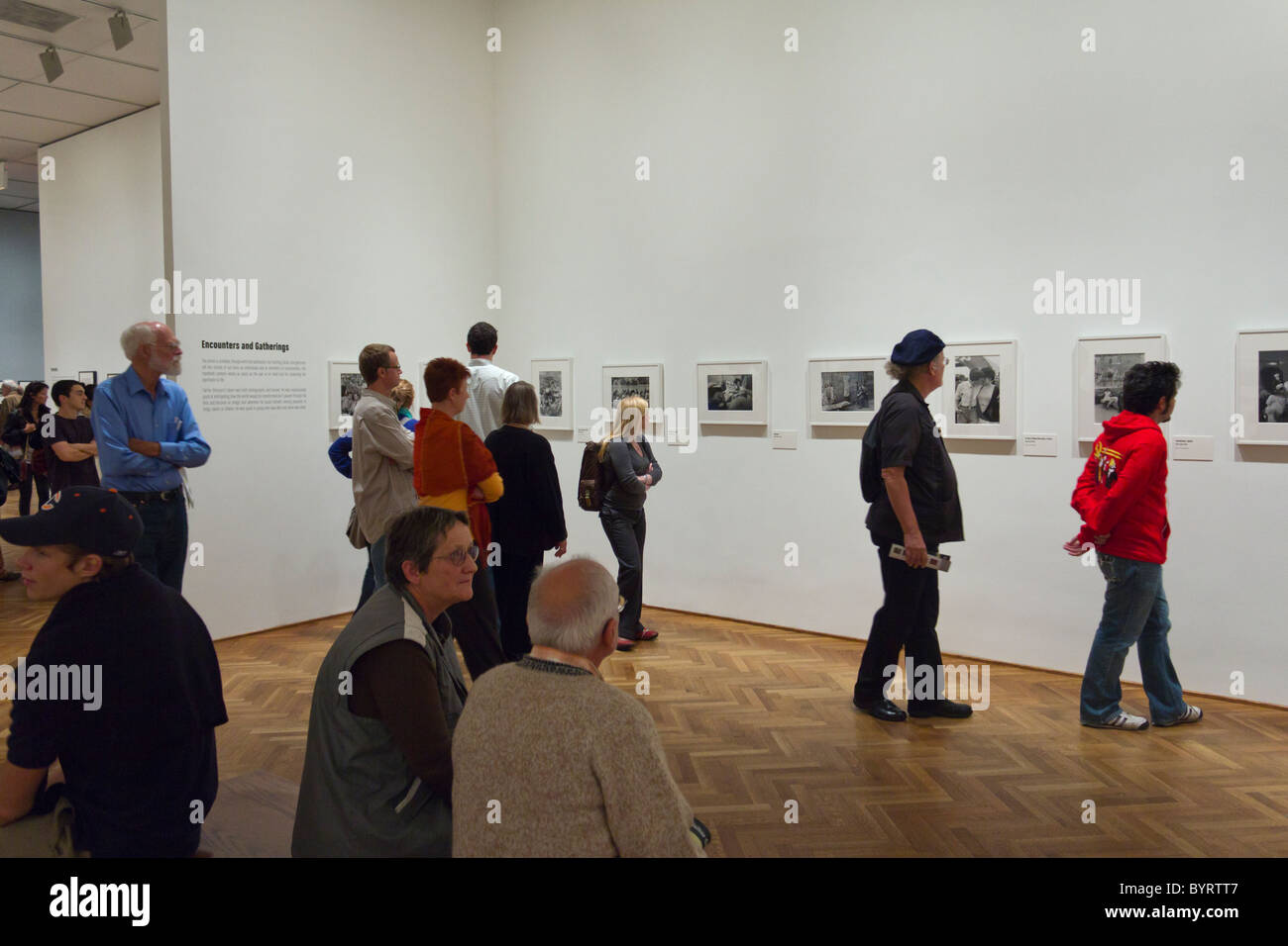 Zuschauer betrachten Cartier-Bresson Fotoausstellung, Art Institute of Chicago, Illinois, USA Stockfoto