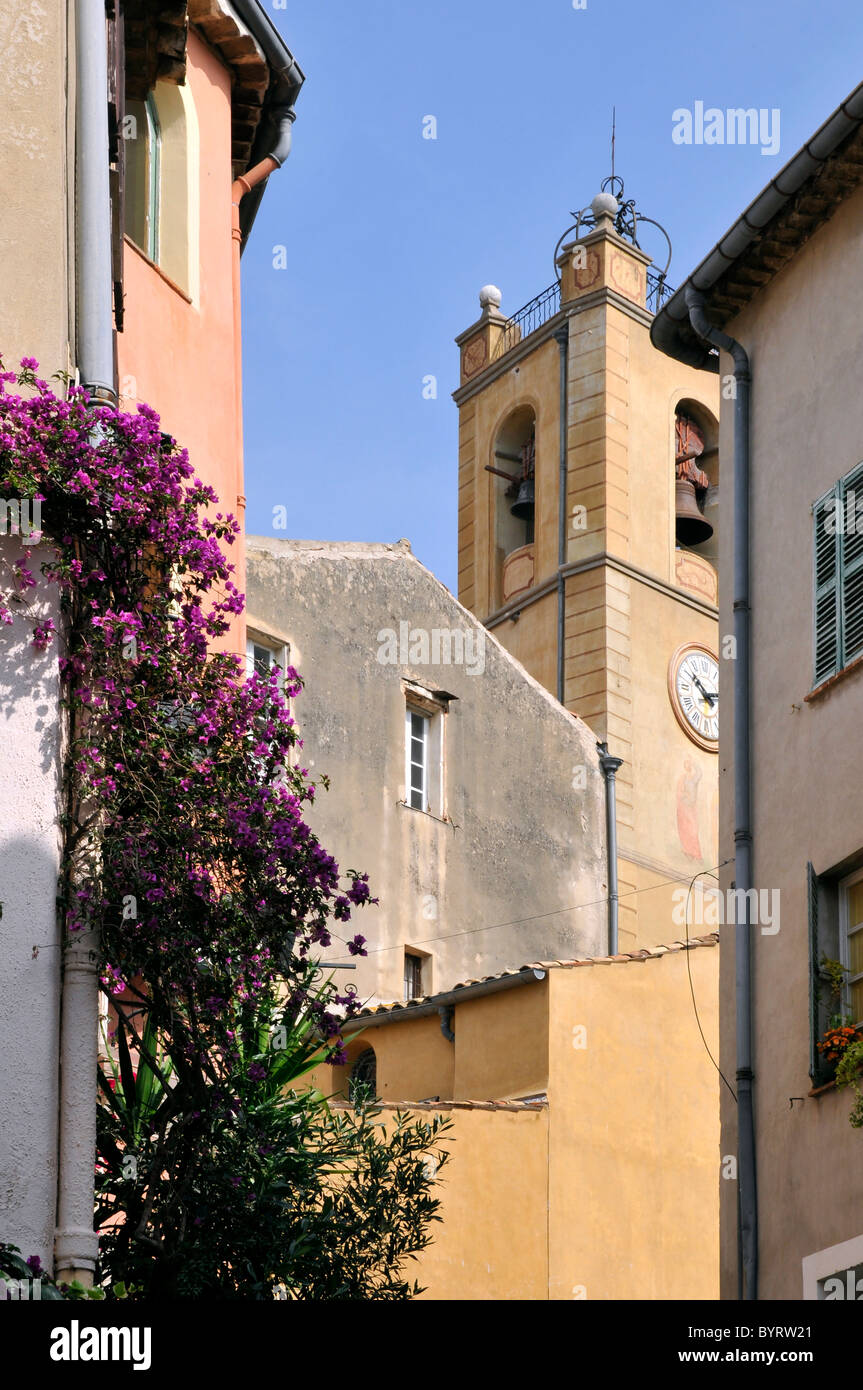 Straße und Kirche von Cagnes Sur Mer im Südosten Frankreichs, Departement Alpes-Maritimes Stockfoto
