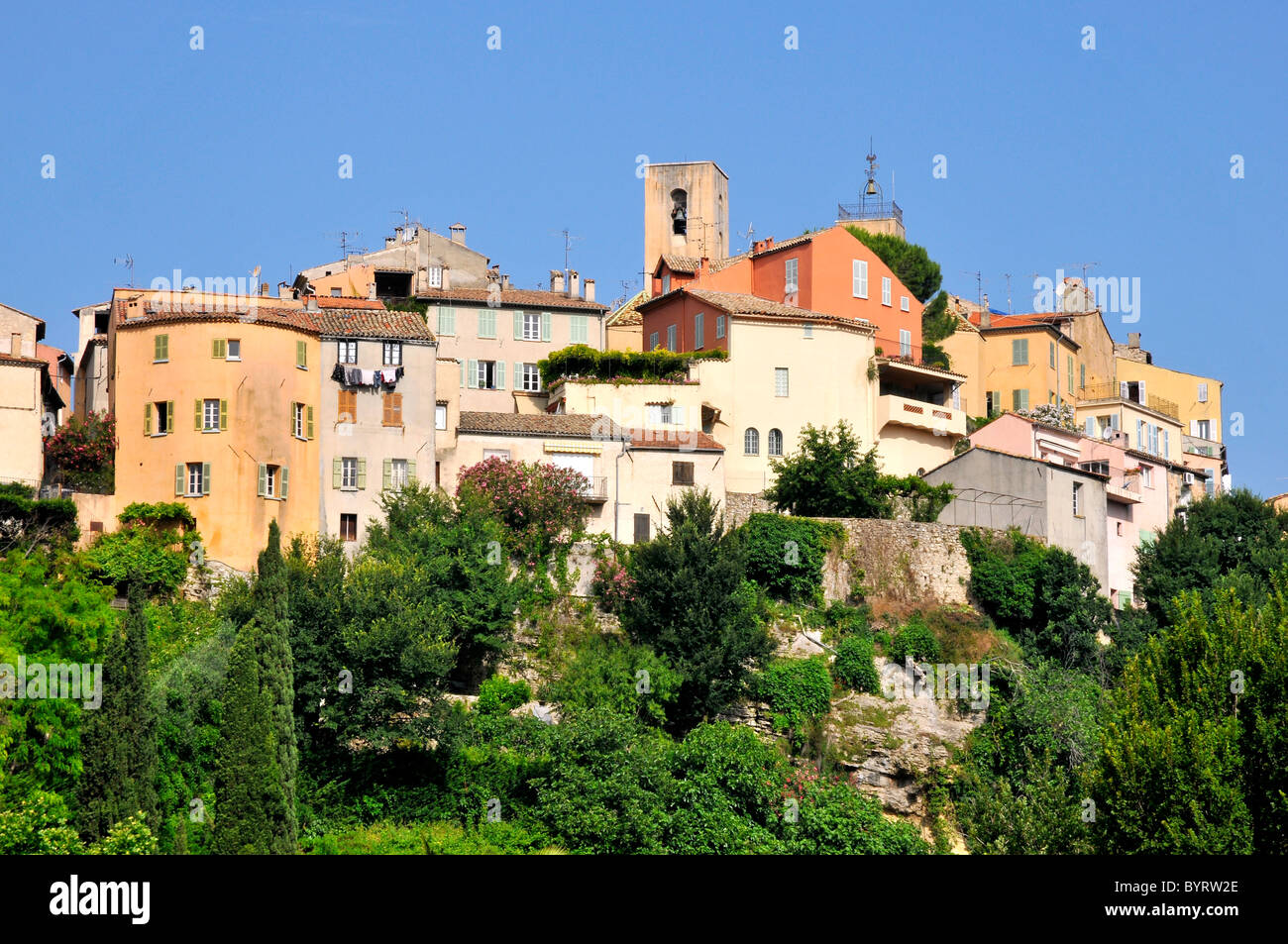 Dorf von Biot auf einem Hügel im Département Alpes-Maritimes im Südosten Frankreichs Stockfoto