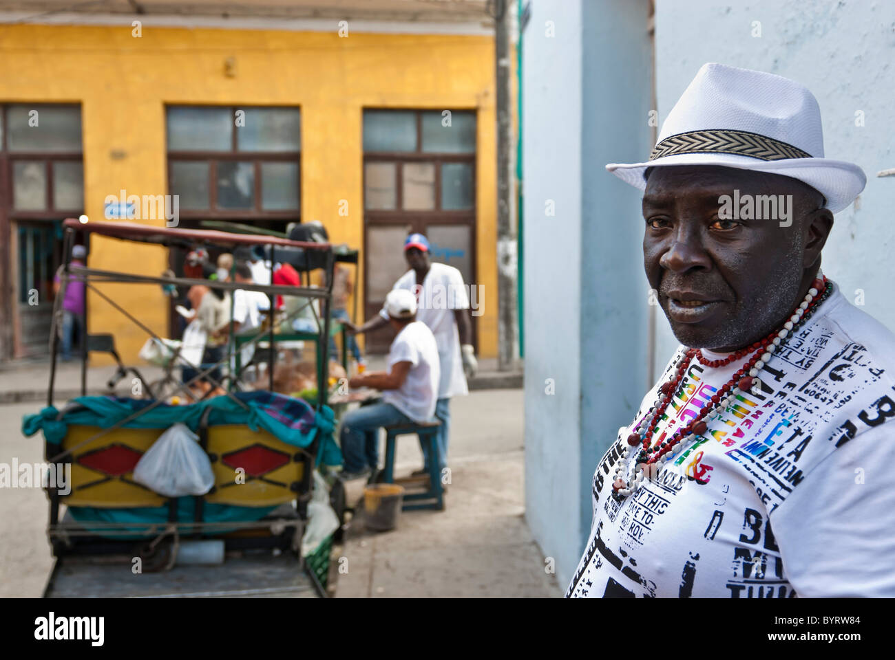 Schwarzer Mann, die Zugehörigkeit zu einer religiösen Sekte in weiß gekleidet. Camagüey, Kuba, Caribbean Stockfoto
