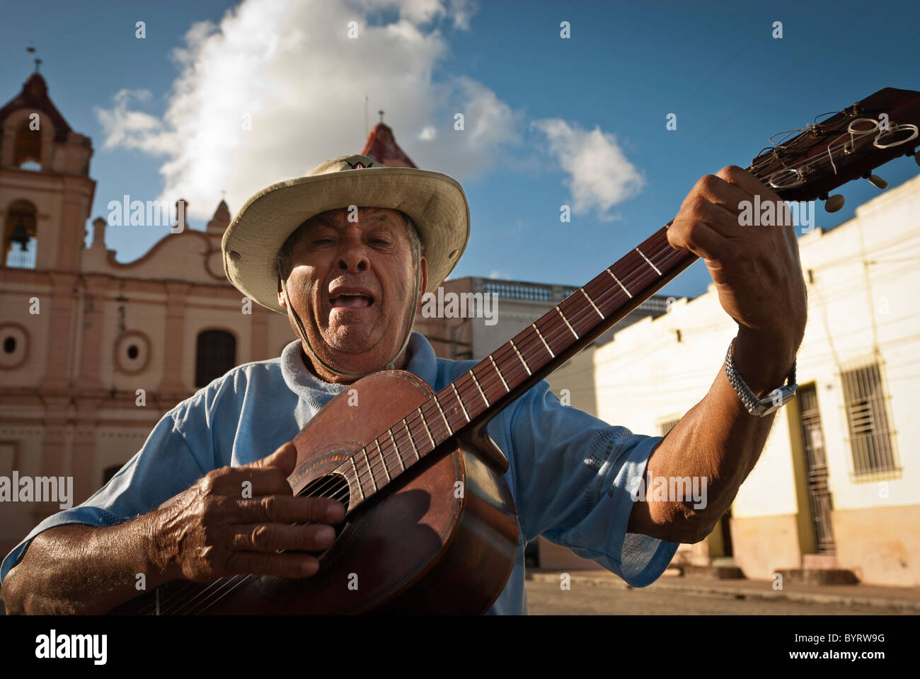 Mann mit spanischer Gitarre Gesang in "Plaza del Carmen", Camagüey, Kuba, Karibik. Stockfoto