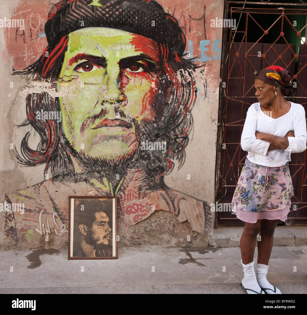 Frau mit Blick auf ein Bild von Che Guevara, La Habana, Kuba, Karibik. Stockfoto