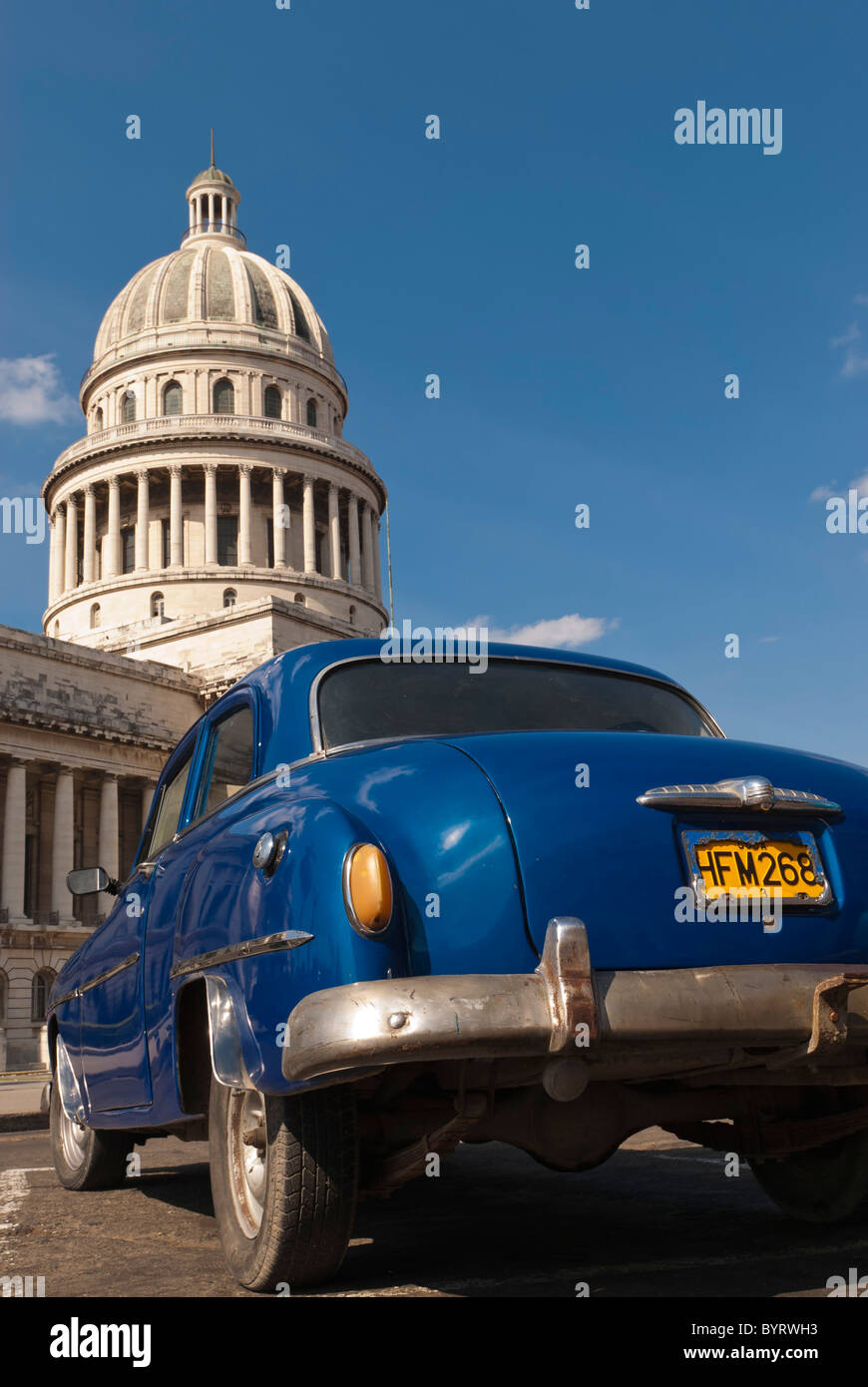 Altes Auto vor The Capitol von Ciudad De La Habana, Kuba, Caribbean Stockfoto