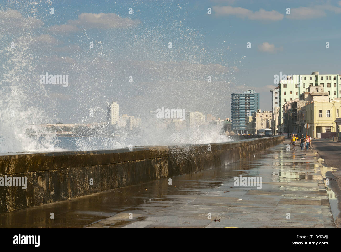 Wellen brechen sich am Malecon, La Habana, Kuba Stockfoto