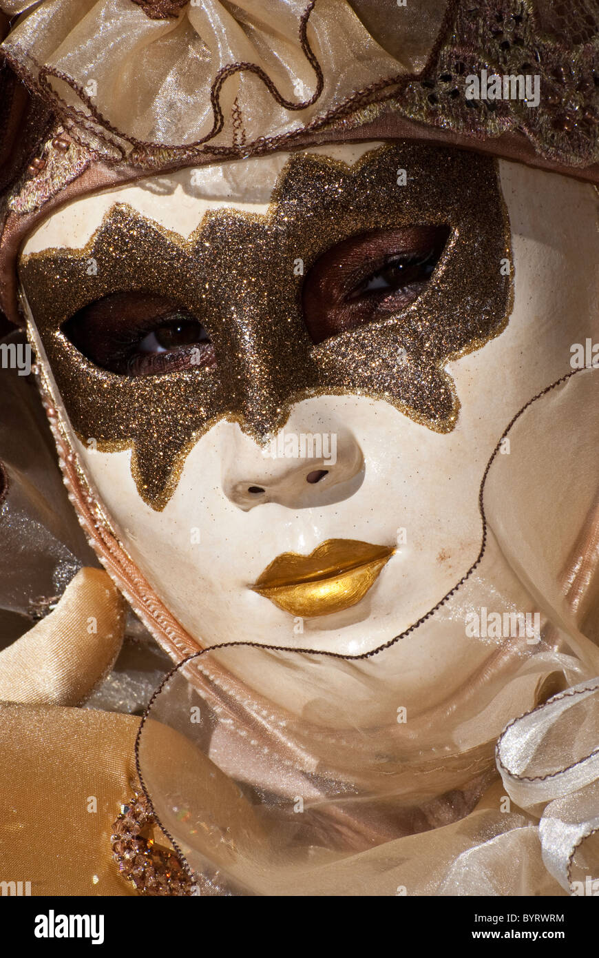 Nahaufnahme einer einzigen venezianische Maske während des Karnevals in der Verkleidung mit Goldfarbe Stockfoto