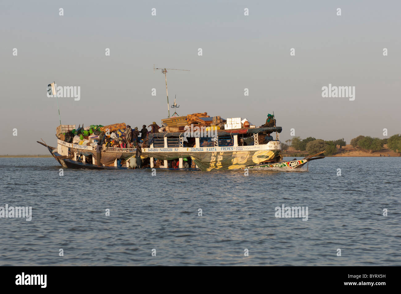 Schwer beladen Pinasse Seeverkehr zwischen Timbuktu und Mopti am Fluss Niger, Mali Stockfoto