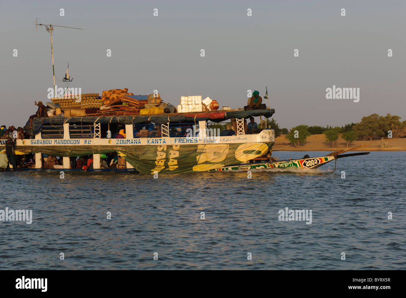 Schwer beladen Pinasse Seeverkehr zwischen Timbuktu und Mopti am Fluss Niger, Mali Stockfoto