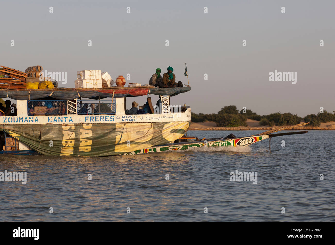Schwer beladen Pinasse Seeverkehr zwischen Timbuktu und Mopti am Fluss Niger, Mali Stockfoto