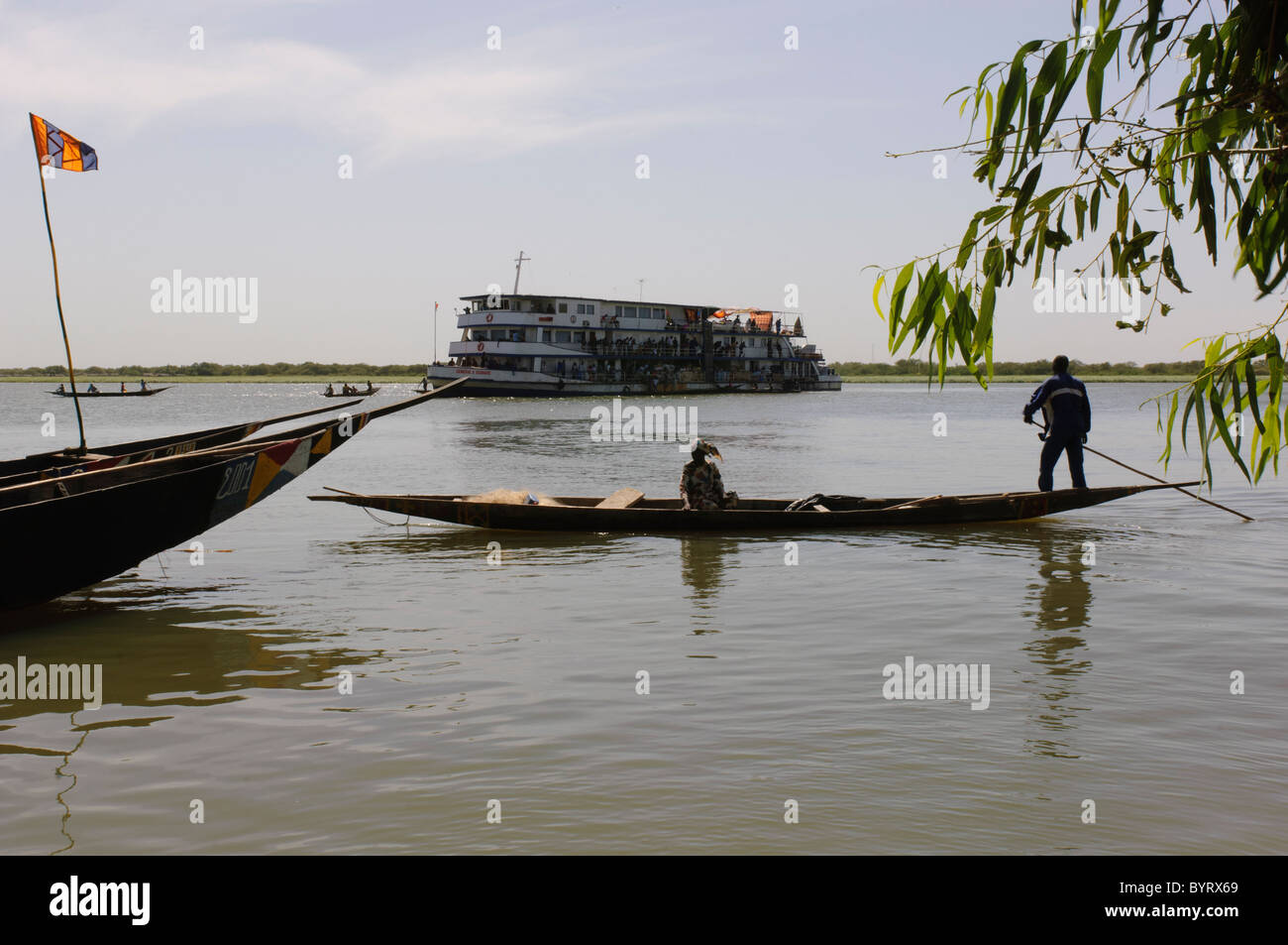 COMANAV Fähre zwischen Koulikoro und Gao machen einen Stopp in einem der Dörfer in den Niger-Binnendelta. Fluss Niger, Mali. Stockfoto