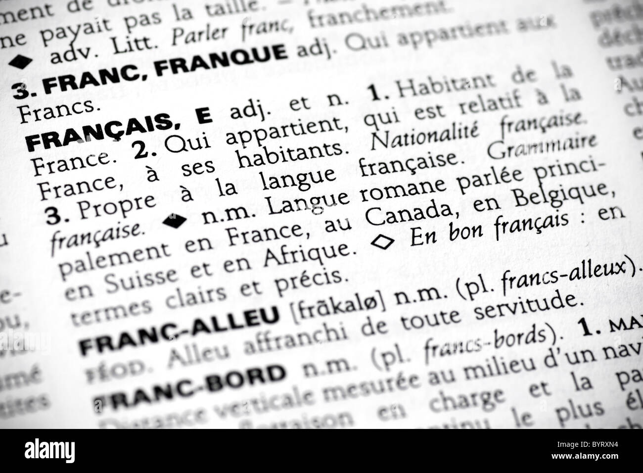 Makroaufnahme mit Fokus auf das Wort Français und seine Definition in einem französischen Wörterbuch. Stockfoto