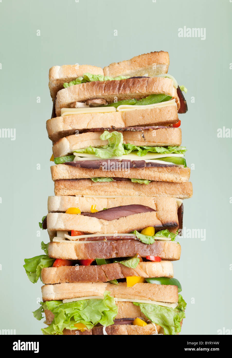 Extra große Sandwich mit mehreren Schichten von Fleisch, Käse und Gemüse Stockfoto