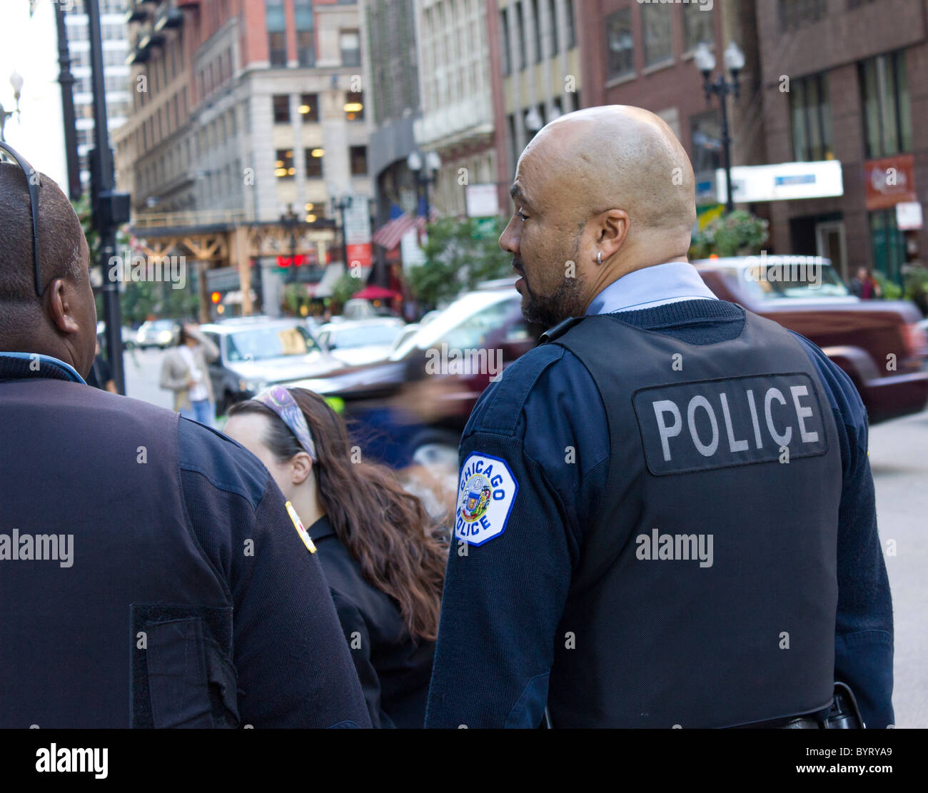 schwarzen Chicago Polizisten, einen Ohrring tragen, auf Patrouille Stockfoto