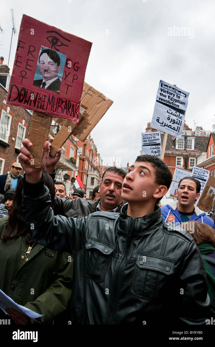 Ägyptische Gemeinschaft in Großbritannien protestiert während der Revolution gegen Mubarak an ägyptische Botschaft Februar 2011 Stockfoto