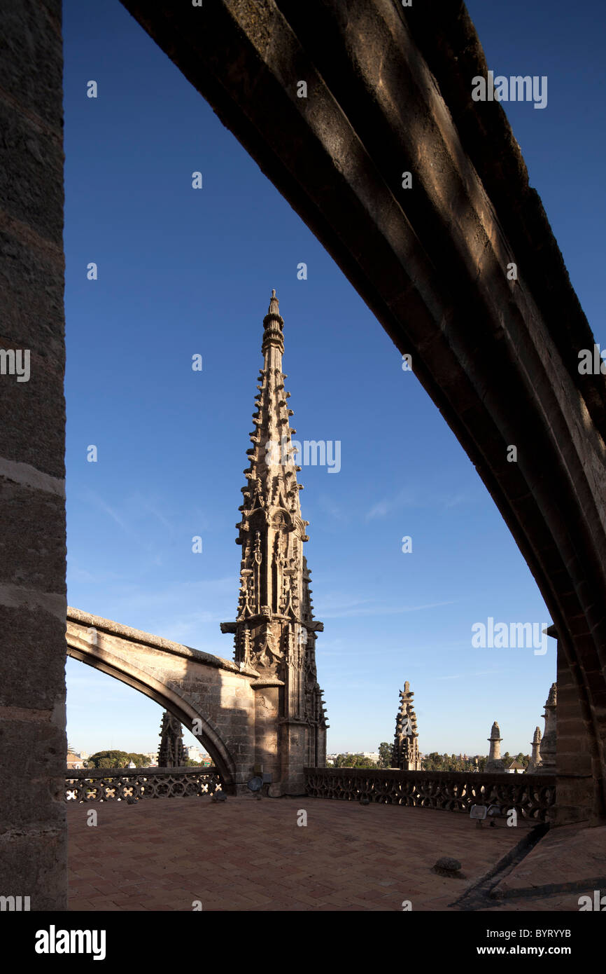 Gotische Strebebogen und Pinnacle auf dem Dach des Santa Maria De La Sede Kathedrale, Sevilla, Spanien Stockfoto