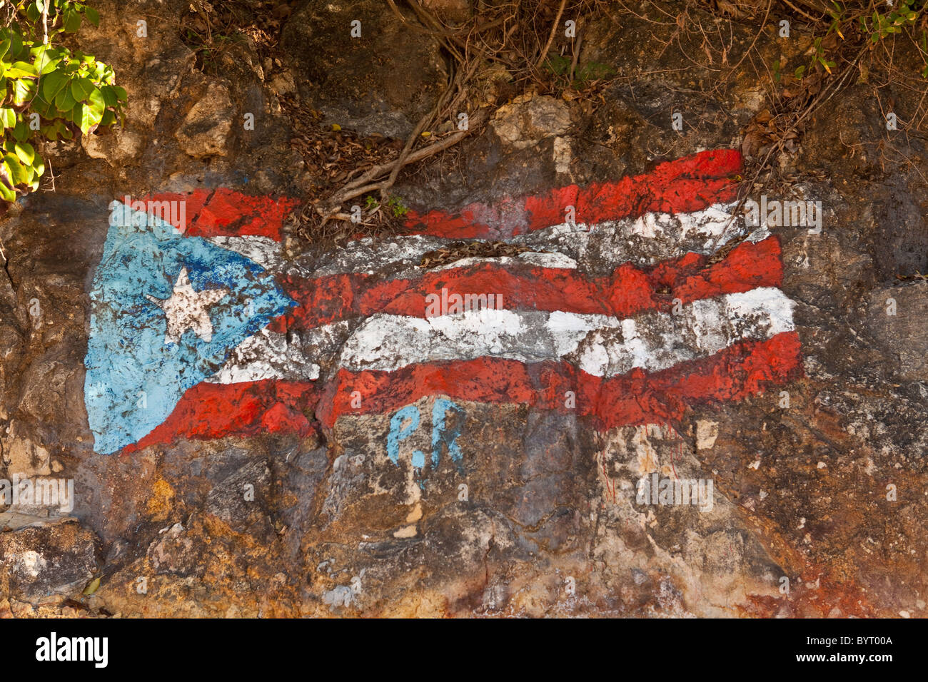 Puerto-Ricanischen Flagge gemalt auf den Felsen Crash Boat Strand Aguadilla, Puerto Rico Stockfoto