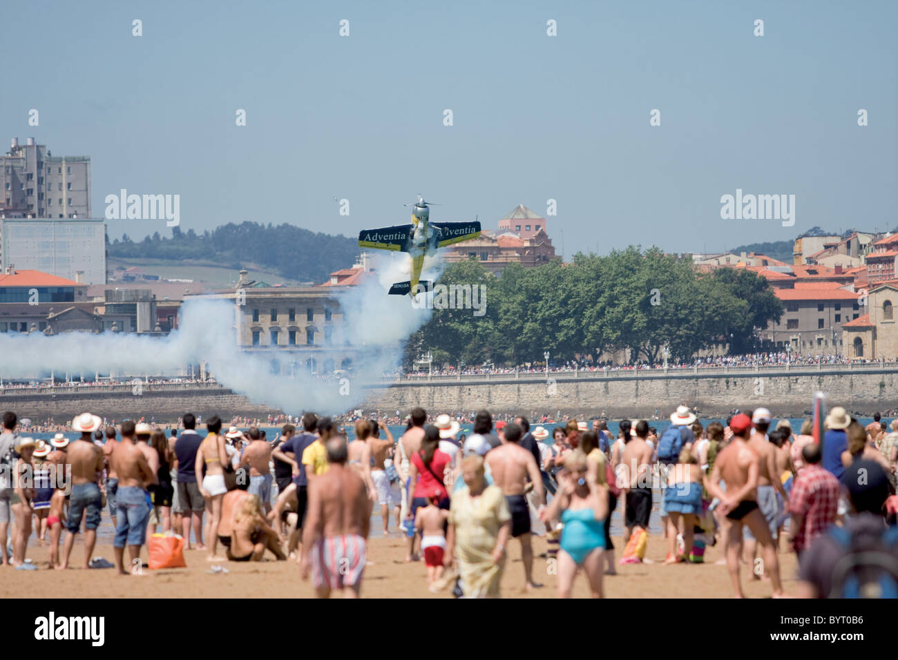 Gijón, Asturien, Spanien. Internationales Luftfestival, über dem Strand von San Lorenzo, dem repräsentativsten des Landes. Stockfoto