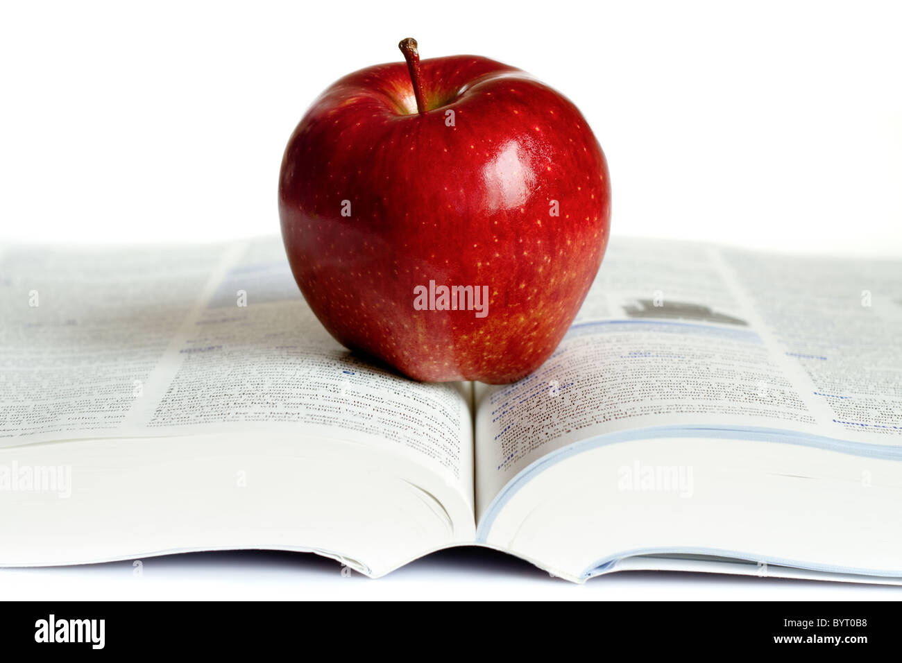 Roter Apfel auf das Buch gelegt. Stockfoto