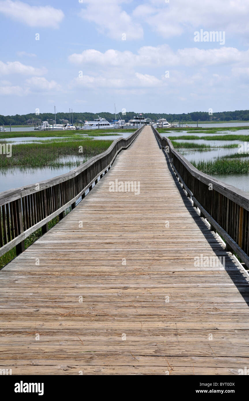 Lange hölzerne Dock am breiten Creek Marina auf Hilton Head Island in South Carolina Stockfoto