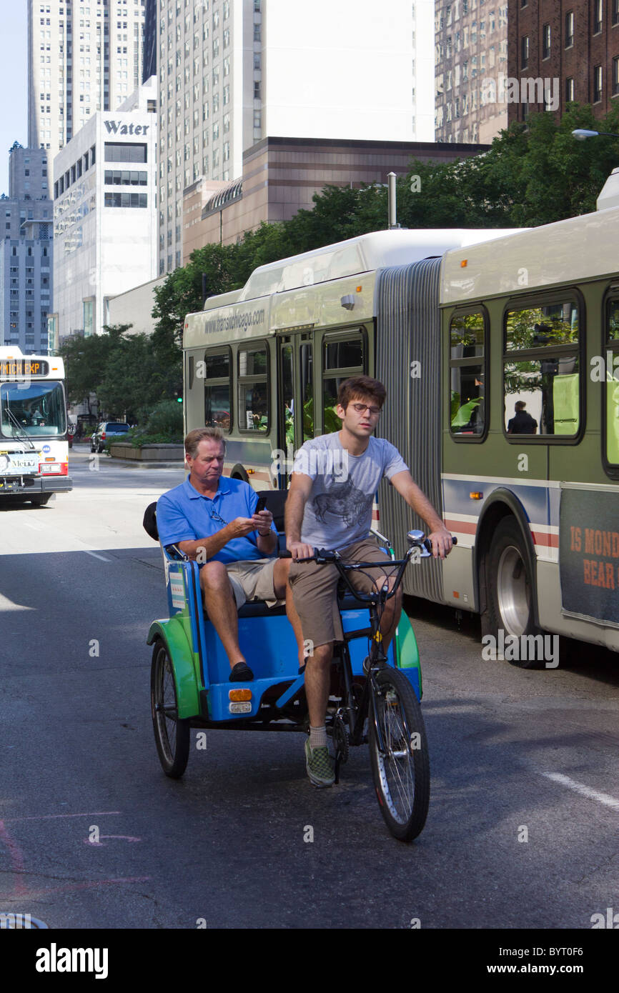Zyklus-Rikscha-Fahrer und Beifahrer, Chicago, USA Stockfoto