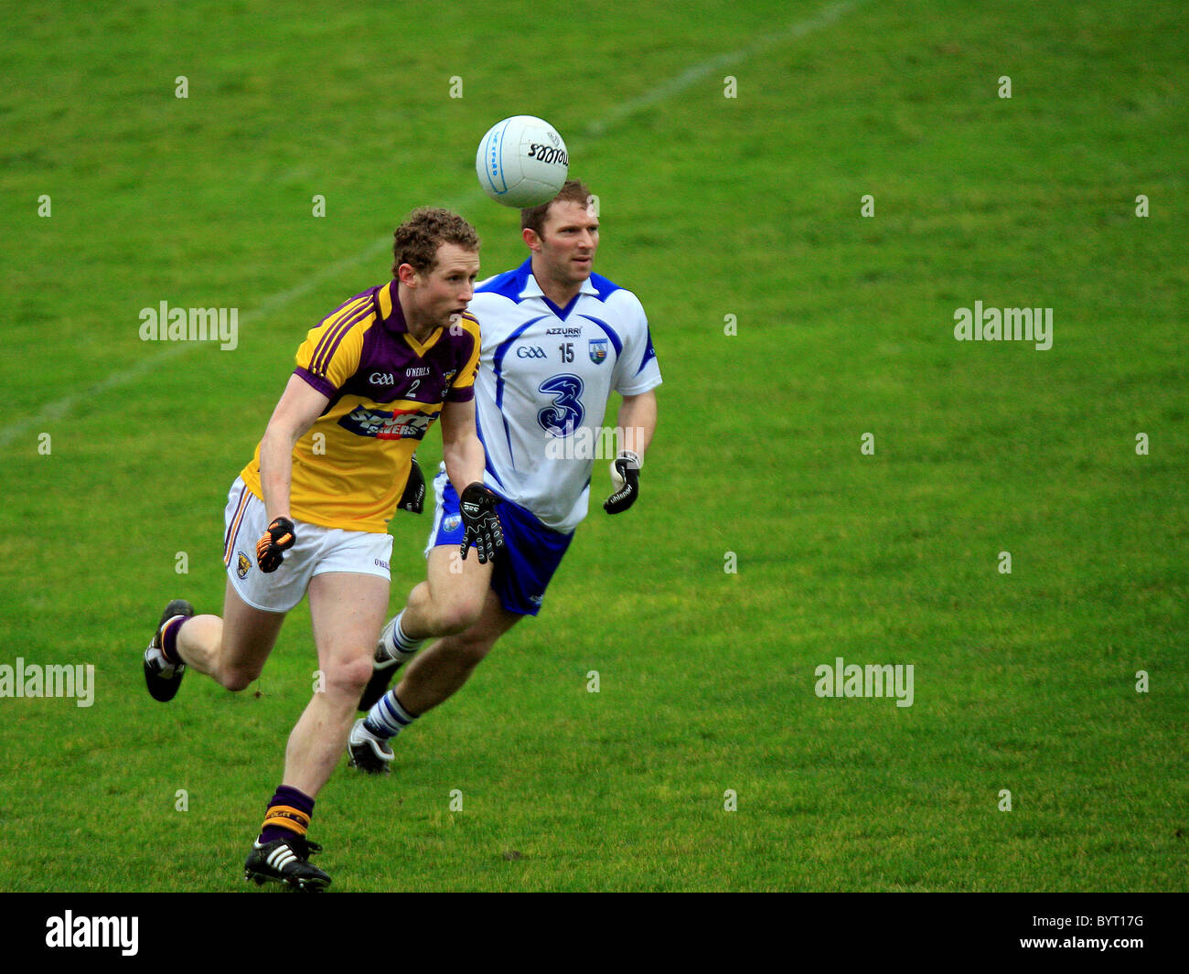Niall Murphy von Wexford in Aktion gegen Sean Fleming von Waterford. Wexford Vs Waterford, Allianz Football League Division 3 Ro Stockfoto