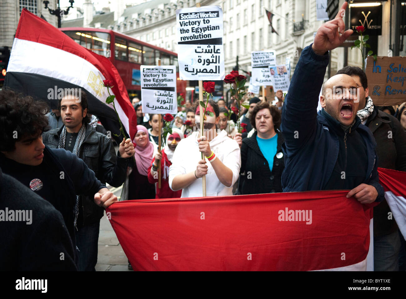 Demonstranten versammeln sich an der ägyptischen Botschaft in London gegen das Regime in Ägypten zu demonstrieren. Stockfoto