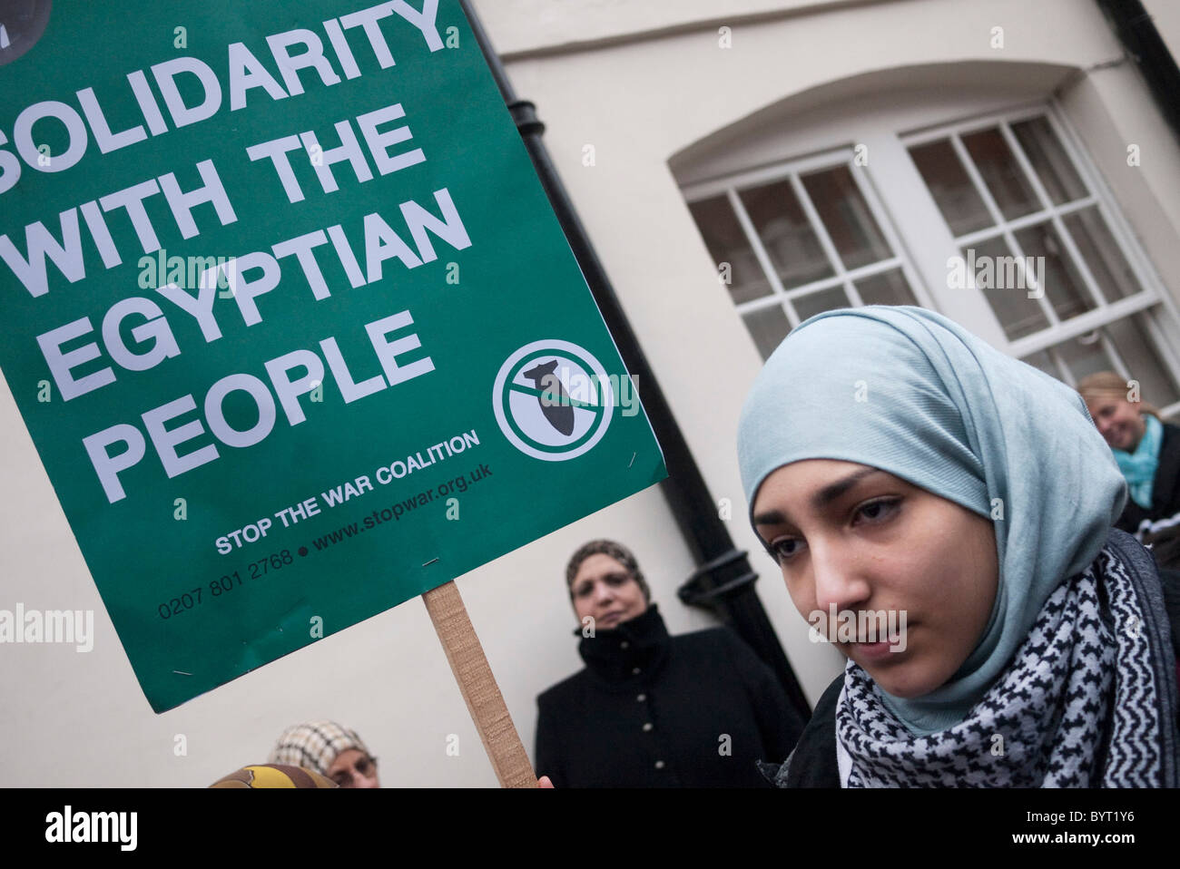 Demonstranten versammeln sich an der ägyptischen Botschaft in London gegen das Regime in Ägypten zu demonstrieren. Stockfoto