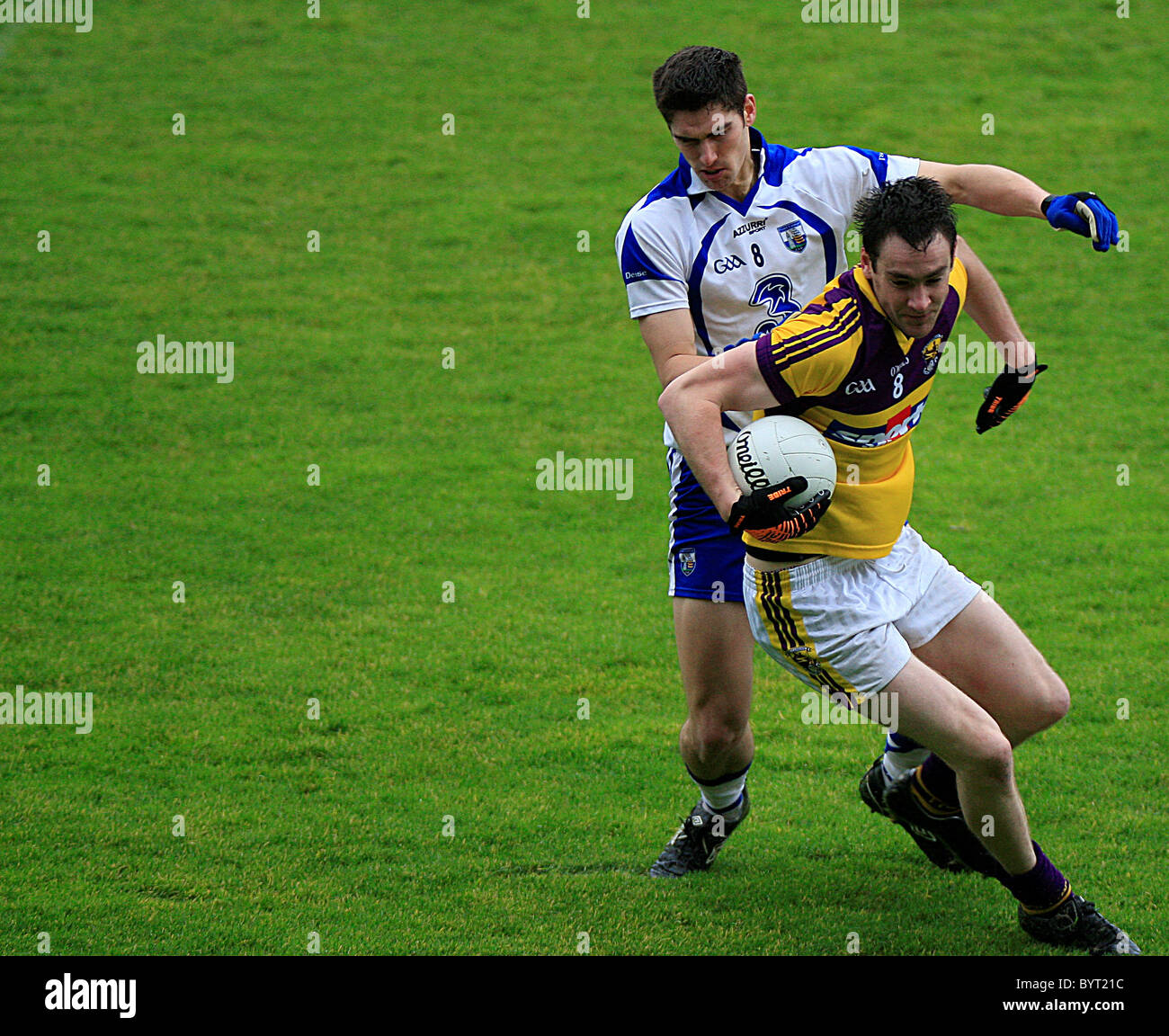 Wexfords Daithi Gewässer im Kampf gegen Brian Phelan von Waterford. Wexford Vs Waterford, Allianz Football League Division 3 Rou Stockfoto